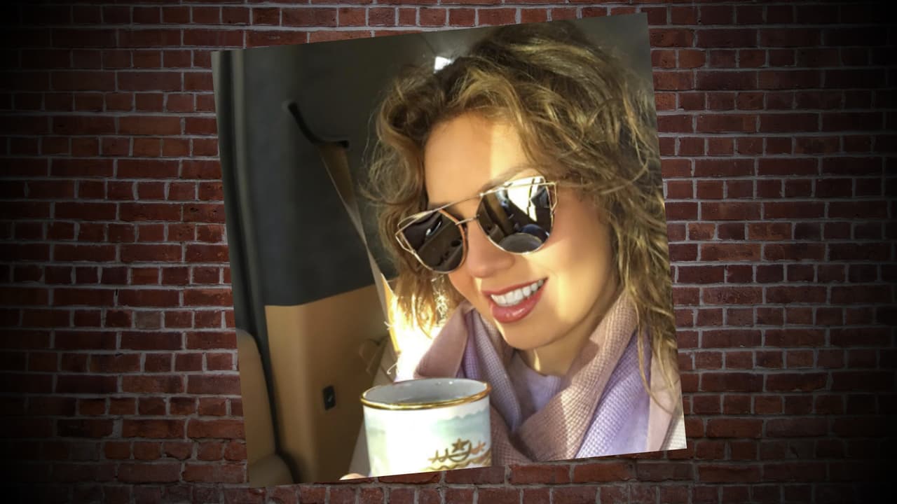 Ya sea en el auto, con su mejor amiga Lili Estefan o con su esposo Tommy Mottola, Thalis no puede estar sin lentes de sol. Y es que la cantante y actriz tiene una colección muy particular de gafas y aquí te mostramos algunas de ellas. ¿Cuál es tu favorito?