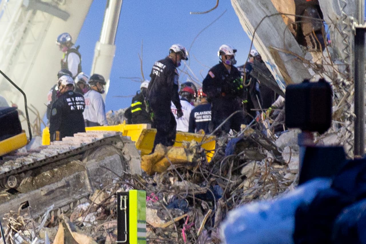 Cominsky añadió que, hasta el momento, los equipos de rescate 
<b>han retirado 124 toneladas de escombro</b>, los cuales se han clasificado y almacenado en un almacén como una potencial evidencia para una futura 
<a href="https://www.univision.com/temas/investigacion">investigación</a> sobre las razones del derrumbe. 
<br>