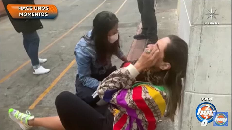 Ya recuperada
<b><a href="https://www.youtube.com/watch?v=GuWibahpZyo" target="_blank">pudo relatar</a></b> lo sucedido ante la audiencia y sus compañeros Raúl Araiza, Andrea Legarreta y Paul Stanley.
<br>