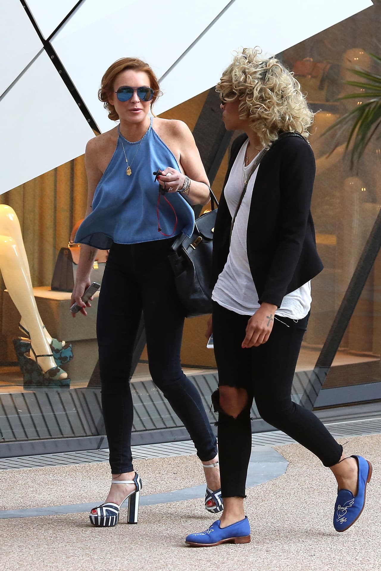 Una amiga la acompañó a hacer compras por las lujosas tiendas de Louis Vuitton.