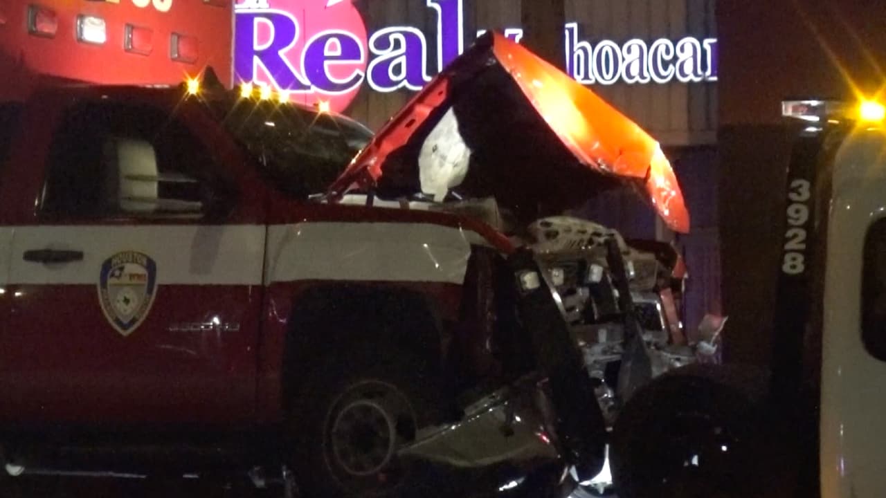 Vehículo choca a una ambulancia y dos bomberos sufren heridas: conductor se dio a la fuga