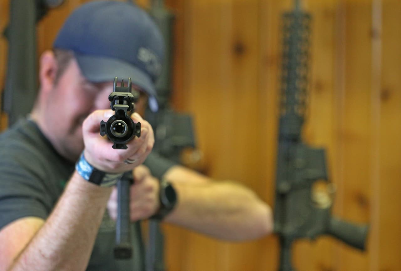 6 preguntas para entender por qué es tan difícil prohibir armas como la AR-15 en EEUU