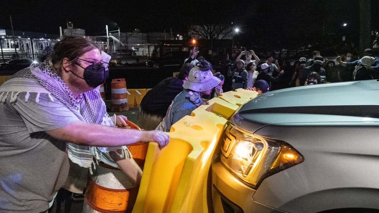 Continuan protestas en Delaney Hall: camionetas entra y salen con detenidos y familiares esperan respuesta