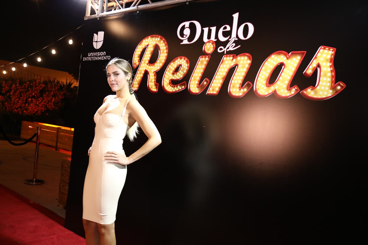 La conductora Daniela Di Giacomo lució un ajustado vestido de látex en color crudo. Ella tenía a su cargo la conducción del evento.