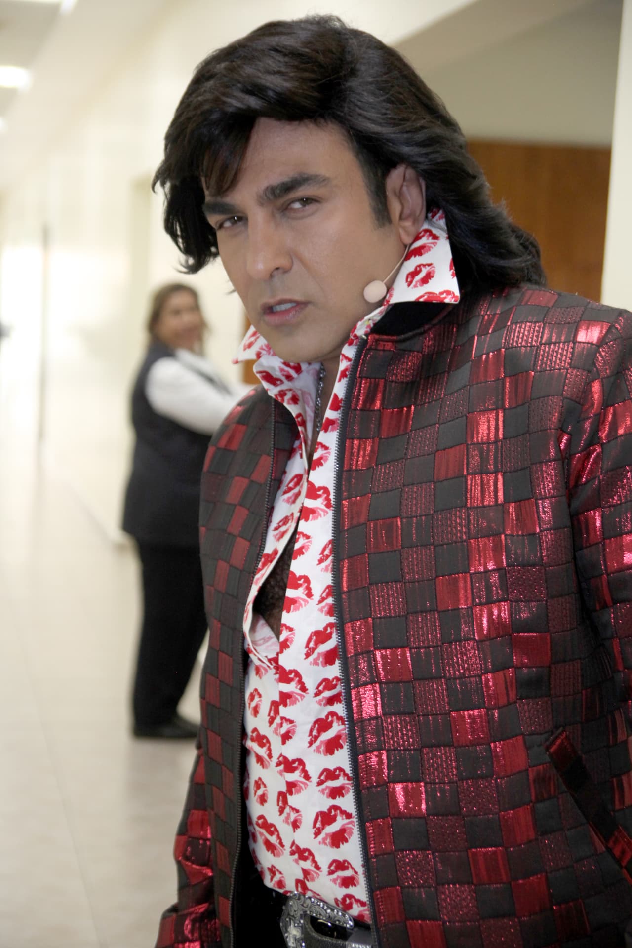 Los diseños de Albertano son tan exclusivos, que la producción igualó el de su réplica miniatura lo más posible. La camisa de besos fue imposible de duplicar.