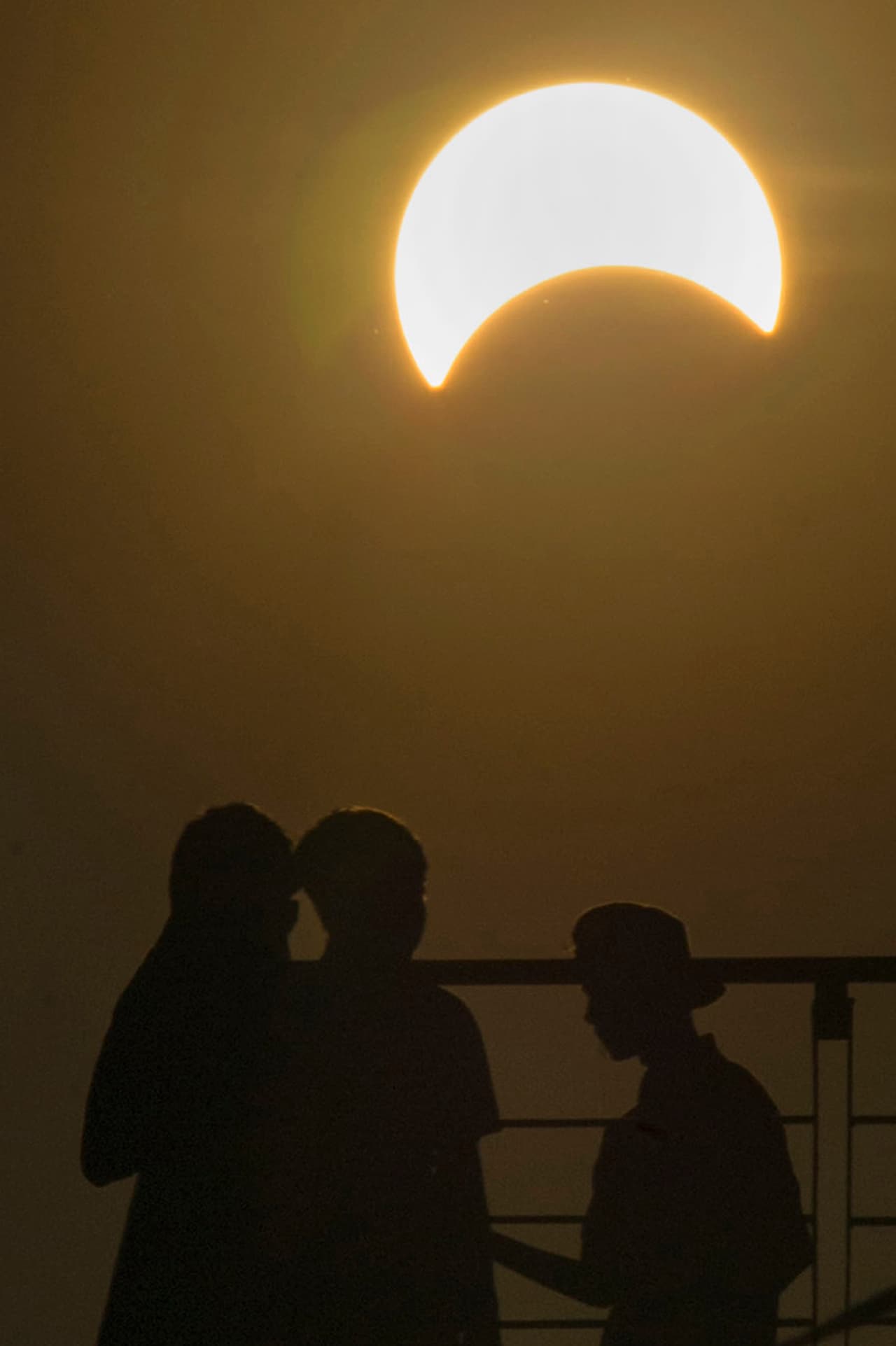 Mateo 24:29. "Pero inmediatamente después de la tribulación de esos días, el Sol se oscurecerá, la Luna no dará su luz, las estrellas caerán del cielo y las potencias de los cielos serán sacudidas".