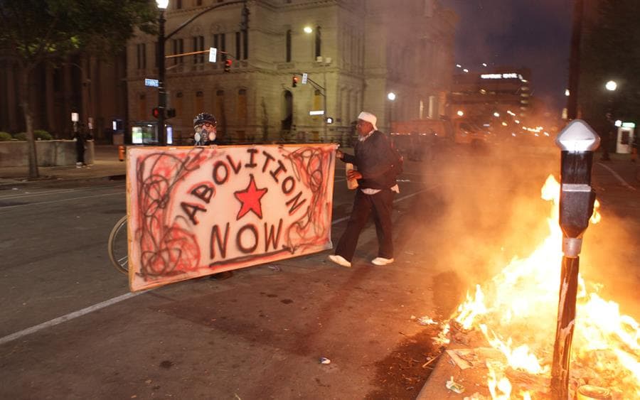 La decisión de este miércoles en el caso de Breonna Taylor vuelve a darle fuelle a las protestas que arrancaron en mayo por la muerte del afroestadounidense 
<a href="https://www.univision.com/noticias/estados-unidos/asesinaron-a-mi-hermano-estaba-pidiendo-ayuda-familiares-de-george-floyd-claman-justicia">George Floyd</a> a manos de la policía en Minneapolis, contra la 
<a href="https://www.univision.com/temas/abuso-policiaco">brutalidad policial</a> y el 
<a href="https://www.univision.com/temas/racismo">racismo</a>. Los manifestantes tomaron las calles y prendieron pequeños fuegos en el centro de Louisville, uno de los cuales afectó al palacio de Justicia del condado.
<br>