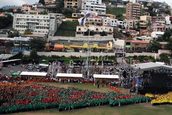 Las personas acudieron vestidos de los clásicos colores navideños para que esto fuera posible. Portaron sus mejores suéteres en rojo, verde y café.