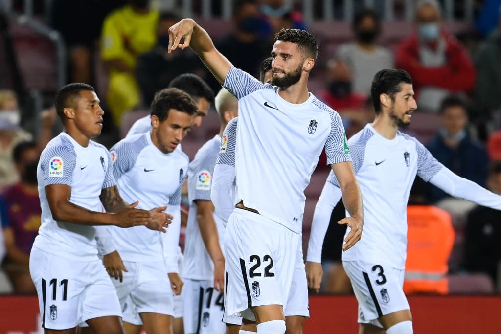 El Barcelona de Koeman perdía por temprana anotación del Granada por parte de Domingos Duarte al minuto 2’. Durante el partido agónico, la escuadra culé logró salvar el empate hasta los 90 minutos gracias al gol de Ronald Araújo, dejando el marcador 1-1 en la J5 de La Liga.