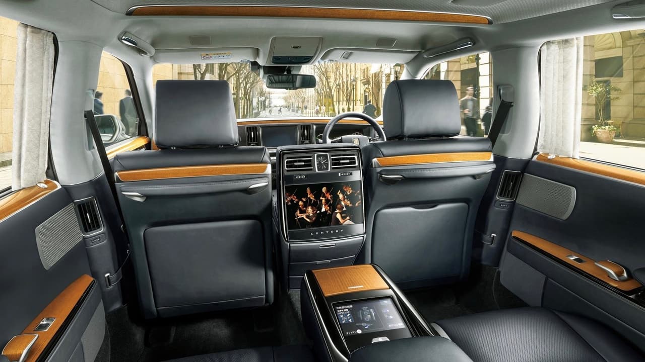 Pero el carro de Naruhito no va a ser cualquier Toyota Century. Los requerimientos de la Agencia de la Casa Imperial el auto del emperador debe ser convertible, lo cuál tiene sentido para un desfile. Debe ser también 
<b>el más grande de todos los carros en el desfile</b>, ofrecer un amplio nivel de seguridad y bajas emisiones, algo que soluciona su tren motriz híbrido, y debe estar basado en un carro de producción disponible en Japón, lo que se resuelve con la selección del Century.