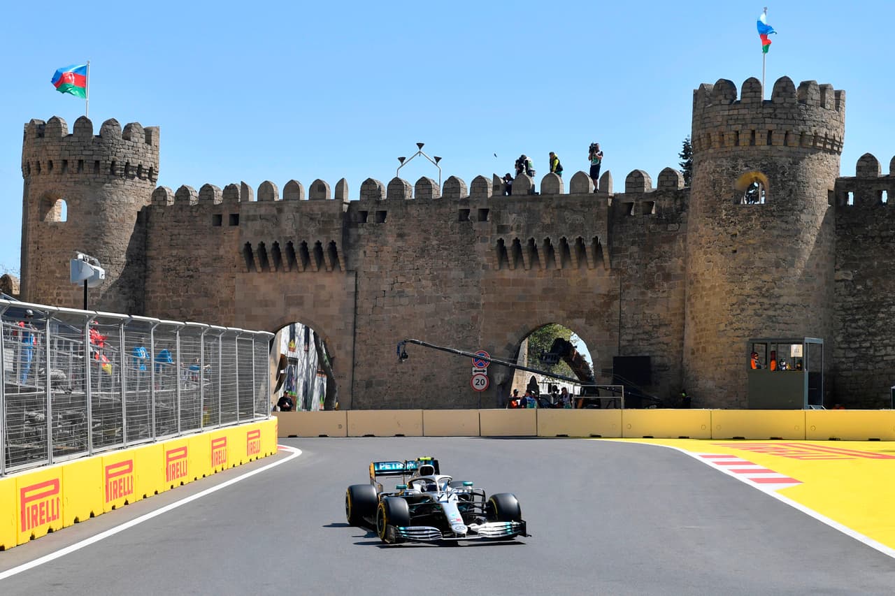 El piloto de Mercedes durante su recorrido en Bakú.