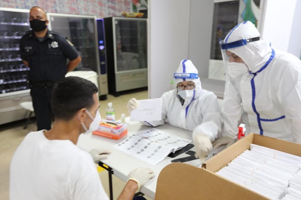 Reportan problemas en la votación de presos por falta de resultados a la prueba del coronavirus 
