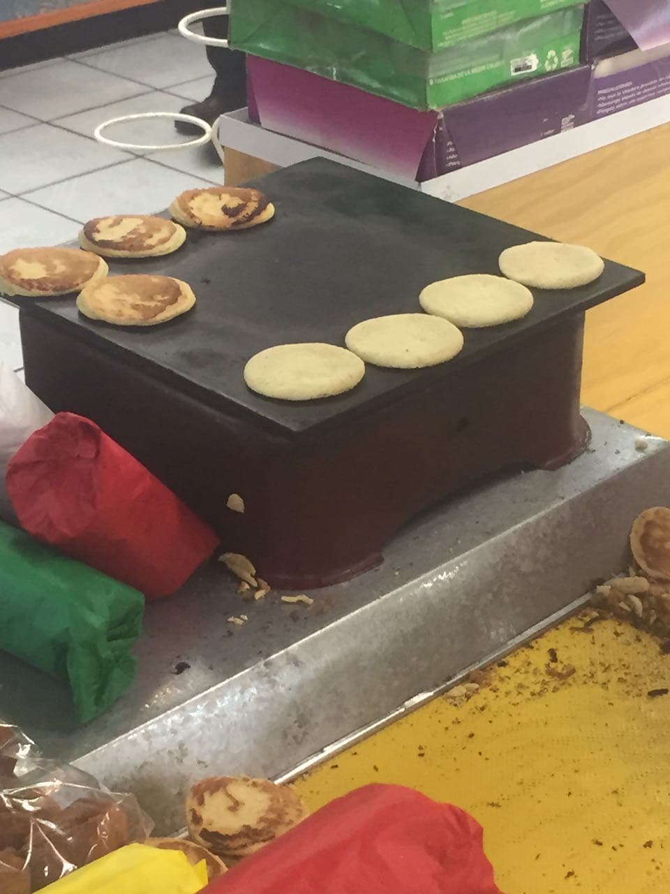 Estás pequeñas tortillitas de harina de maíz cacahuazintle y azúcar son toda una tradición y Francisca no se pudo resistir a probar.