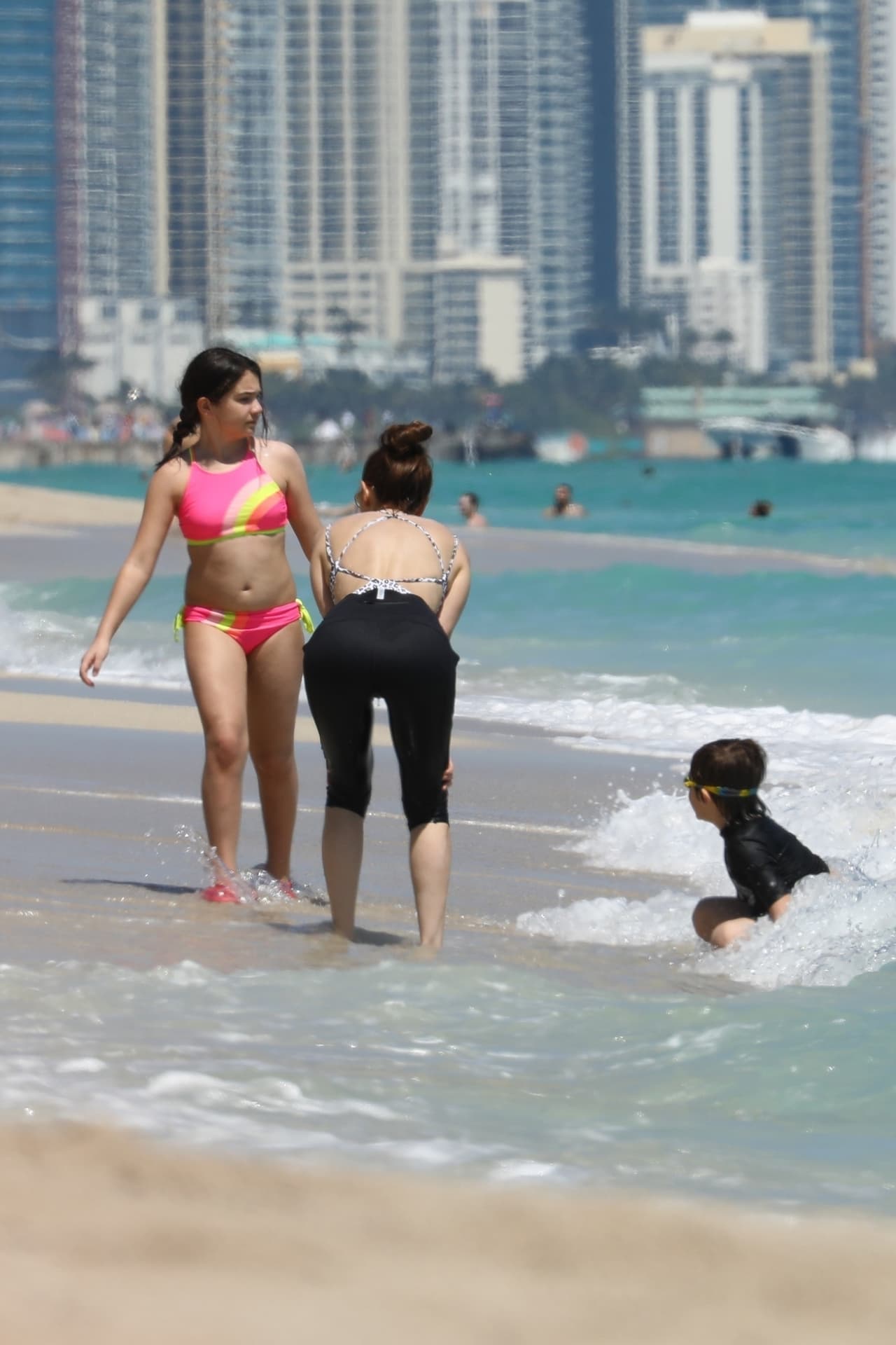 La artista y empresaria jugó como niña junto a
<b><a href="https://www.univision.com/entretenimiento/celebridades/thalia-celebra-en-grande-a-la-nina-que-le-cambio-la-vida-su-hija-sabrina-sakae-fotos"> Sabrina, su hija mayor, de 11 años</a></b>.