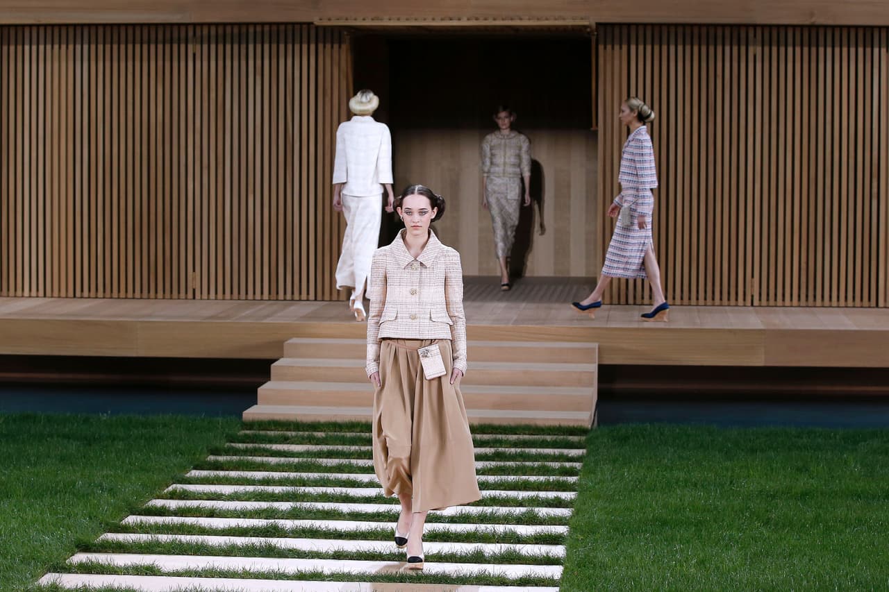 En un majestuoso escenario, Lagerlfeld le dio vida a clásicos de la marca como la chaqueta de tweed y abotonadura y los culottes, esos pantalones que Coco Chanel tomó prestados del armario de los hombres y que convirtió en cómodas faldas.