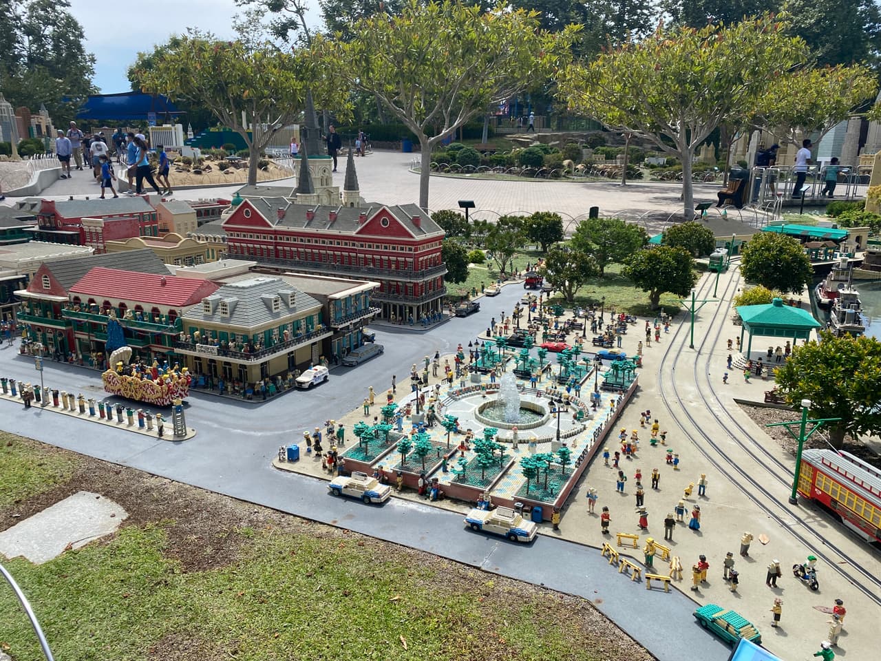 Si has disfrutado del famoso, Mardi Gras, el popular carnaval de New Orleans, esta parte del paseo te encantará. La caravana tiene hasta música.