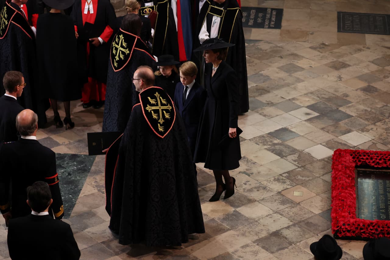 Su hermano, heredero al trono, y ella viajaron primero en un automóvil con el príncipe William y su esposa antes de trasladarse luego a un automóvil de procesión. 
<br>