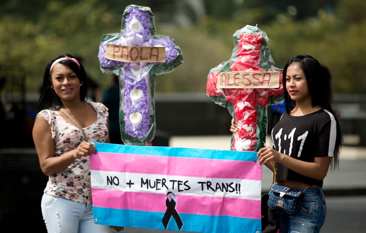 <b>"No más muertes trans". </b>De esos homicidios, casi el 80% (1,834) ocurrieron en Centroamérica y América del Sur, donde Brasil (938), México (290), Colombia (115), Venezuela (111) y Honduras (89) encabezan la lista. En la foto, dos cruces para recordar las vidas de Paola y Alessa, durante una protesta en México con la bandera transgénero.