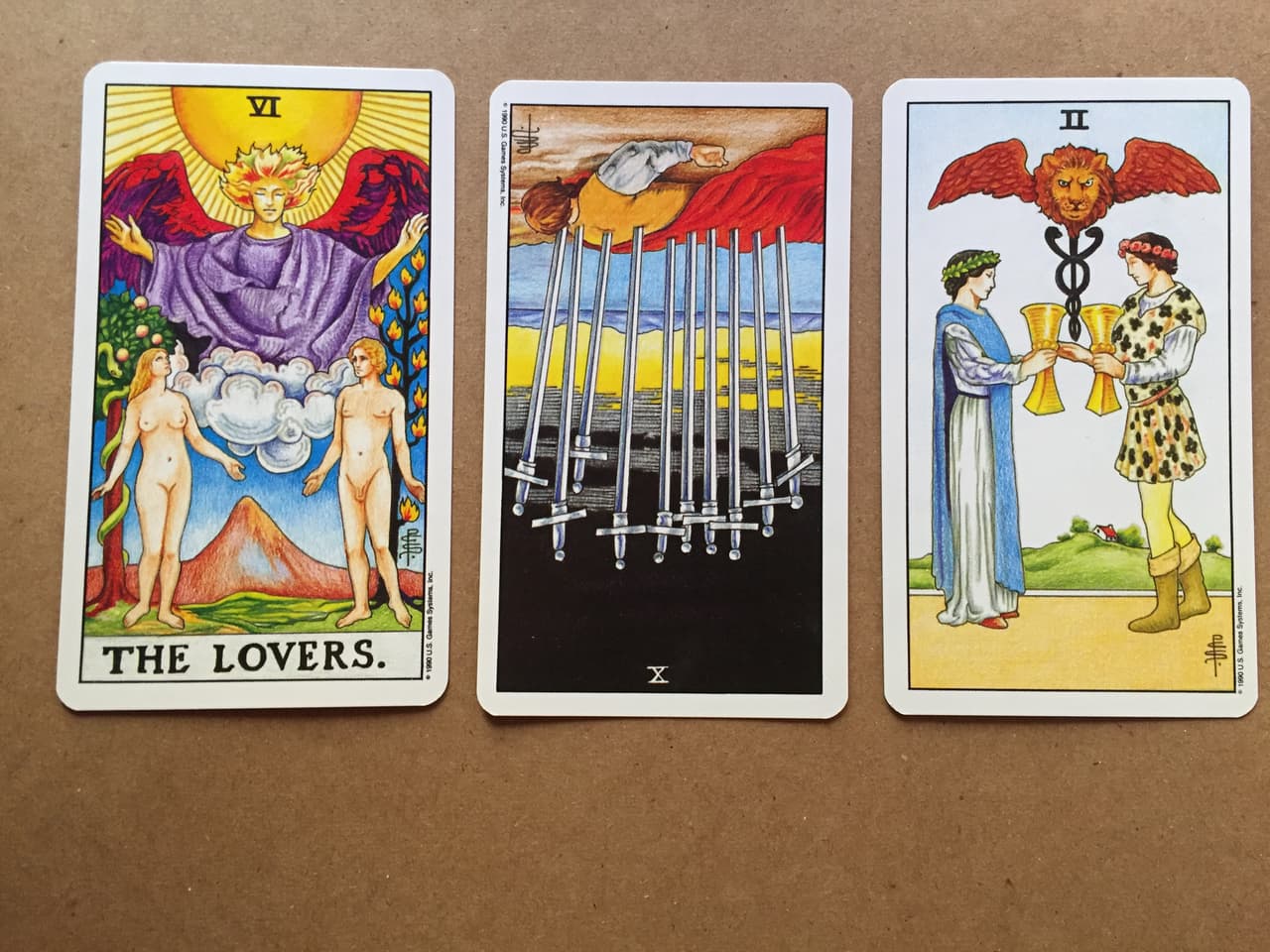 El diez de espadas al revés gira alrededor de la transformación que viene de imprevisto a tu vida. Después de que algo acabe en el determinado aspecto donde te atacará, hay que analizarse a uno mismo, porque hay muchas cosas que debemos cuestionarnos y ver qué podemos cambiar o modificar.