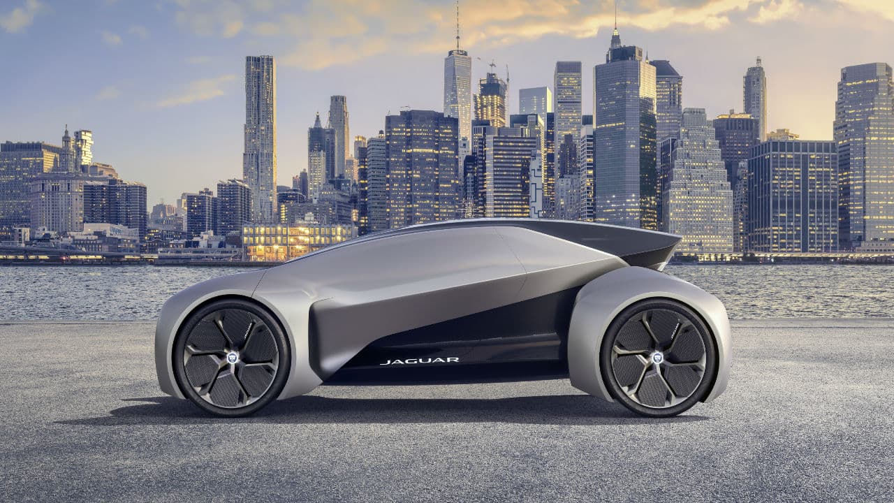 La apariencia del
<b>Jaguar Future-Type</b> es la de una cápsula, un concepto totalmente alejado del mundo actual de la marca británica. De hecho pinta un futuro mucho más sencillo y práctico. Su diseño es compacto y completamente urbano.