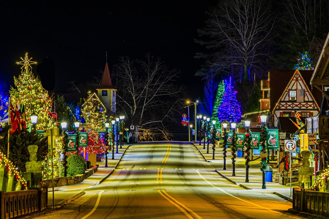 <b>Helen</b>
<br>
<b>Sitio web</b>: 
<a href="https://helenchamber.com/events/christkindlmarkt-2024/">https://helenchamber.com/events/christkindlmarkt-2024/</a> 
<br>
<a href="https://maps.app.goo.gl/ejVQzViegpGUwd3z6"><b>Cómo llegar</b></a>
<b> </b>
<br>
<br>Vive la temporada al máximo en el Christkindlmarkt anual, un mercado navideño que se ha convertido en toda una tradición que llena el centro de la ciudad con regalos, decoraciones, dulces y más. Está abierto el último fin de semana de noviembre y el primer fin de semana de diciembre.