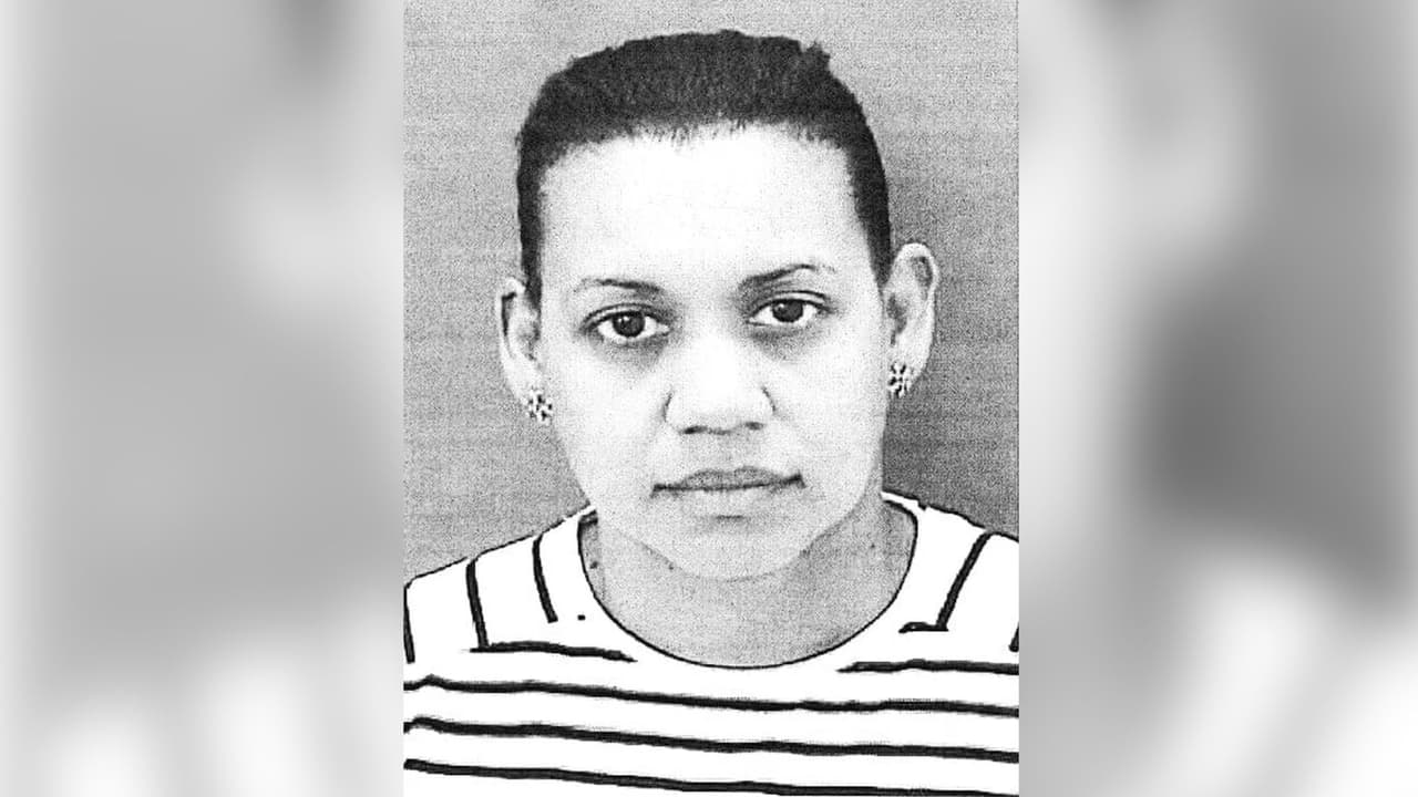 Una mujer es acusada de usar el dinero de su jefe para pagar más de $32,000 en sus deudas de electricidad y seguro médico