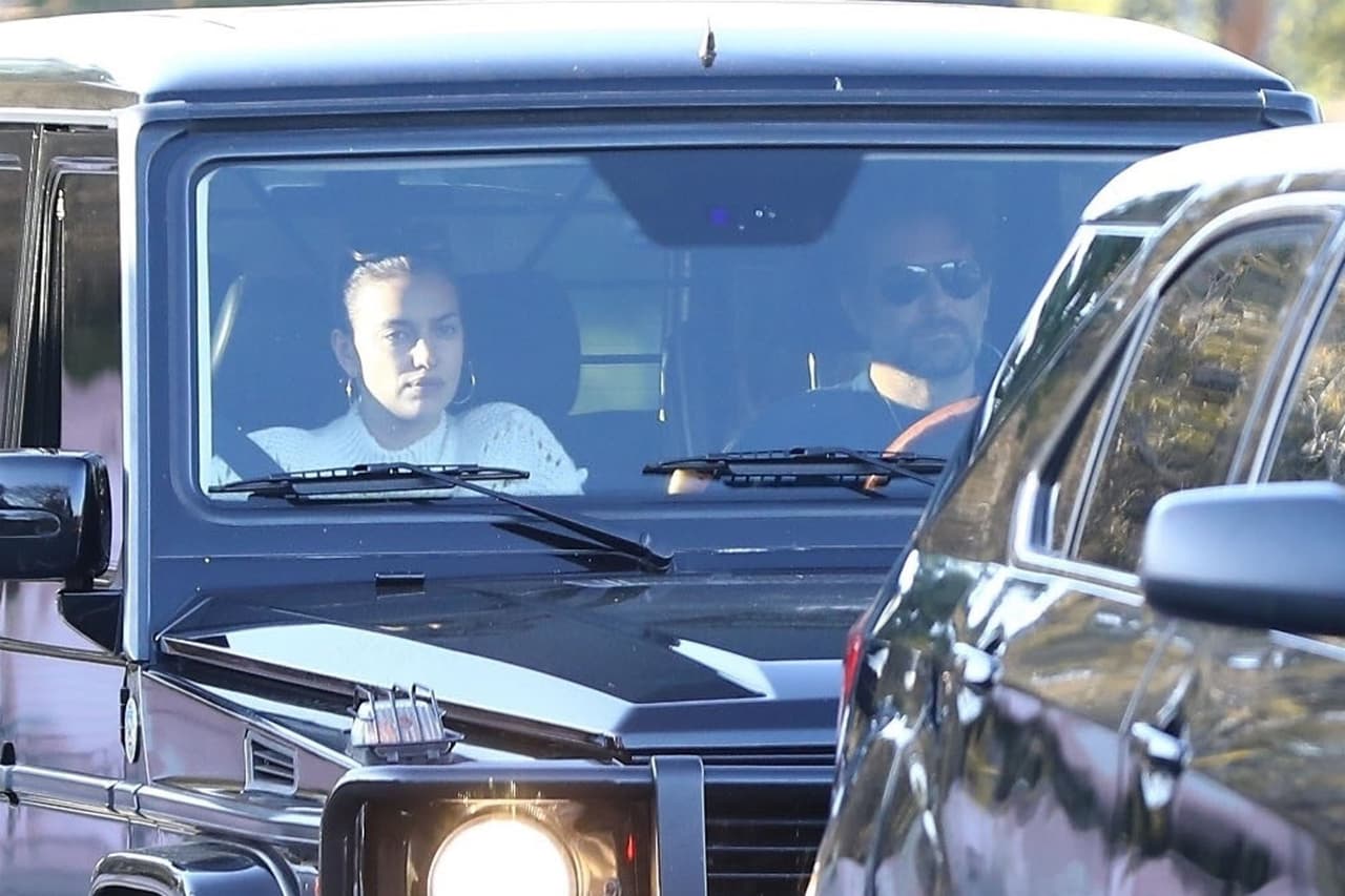 Un día después de la entrega de los premios Oscar, Irina y Bradley Cooper fueron vistos muy serios, lo que se interpretó como resultado de lo que había ocurrido en la ceremonia.