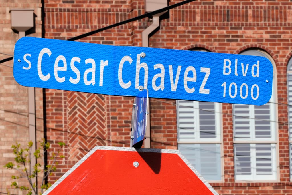 Una placa con el nombre de César Chávez cerca del Dallas Farmers Market en Dallas, el miércoles 18 de marzo de 2026.