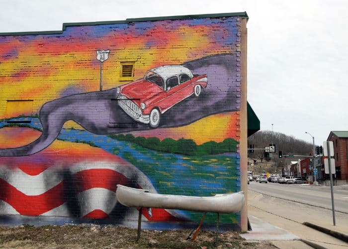 Un mural da la bienvenida a los conductores a lo largo de la antigua Ruta 66, justo antes de la plaza en Waynesville, Misuri.