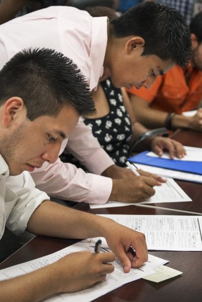 15 de agosto. El servicio de inmigración de Estados Unidos abre la ventanilla para la recepción de solicitudes de jóvenes indocumentados con la Acción Diferida. El programa frena las deportaciones y otorga un permiso temporal de empleo a por lo menos 1.7 millones de dreamers que ingresaron antes de los 16 años al país y carecen de antecedentes criminales.