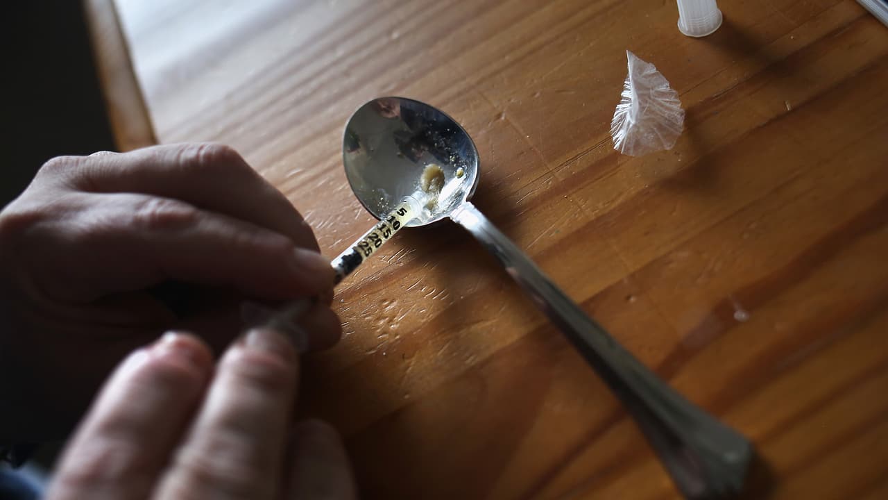 “Muestras gratis” de heroína podrían haber llevado a ocho personas al hospital en Chicago 