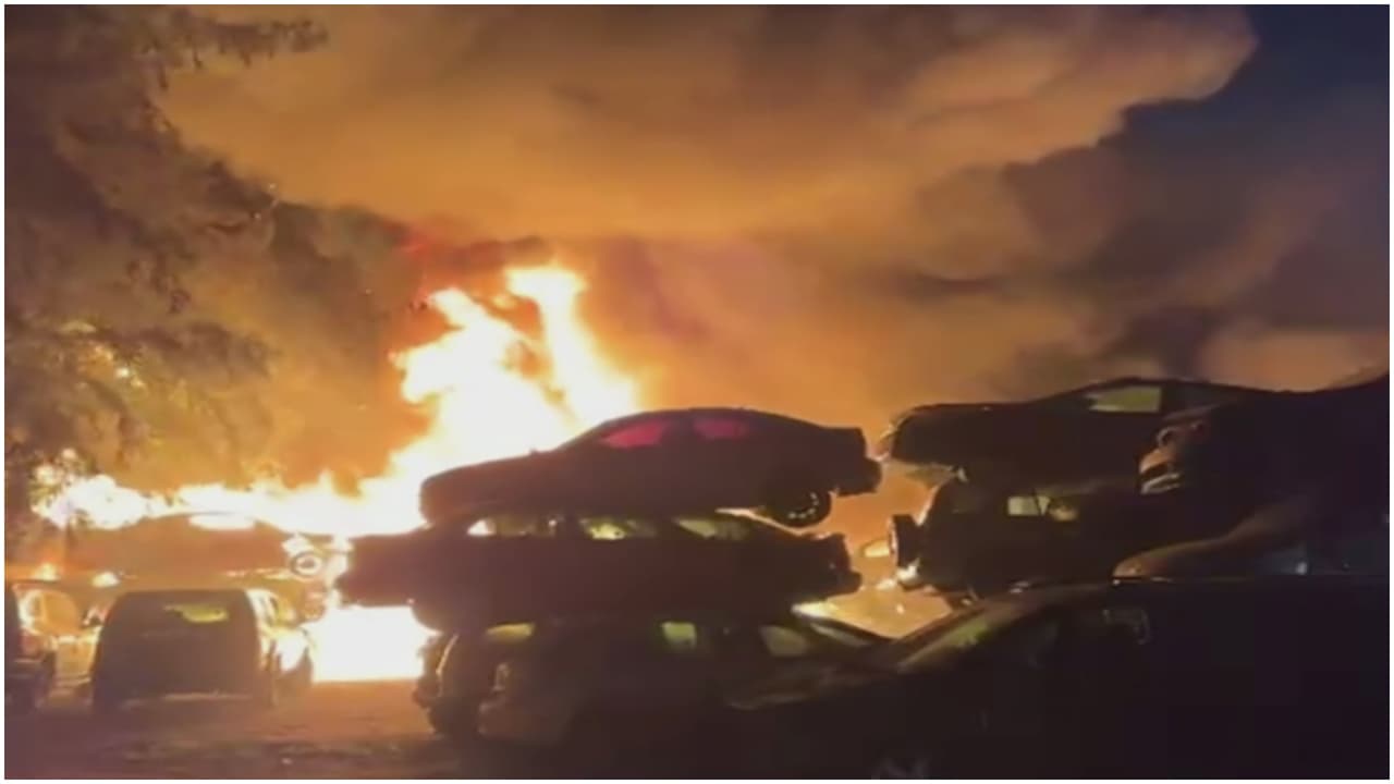 Incendio de grandes proporciones en un depósito de chatarra en Opa Locka