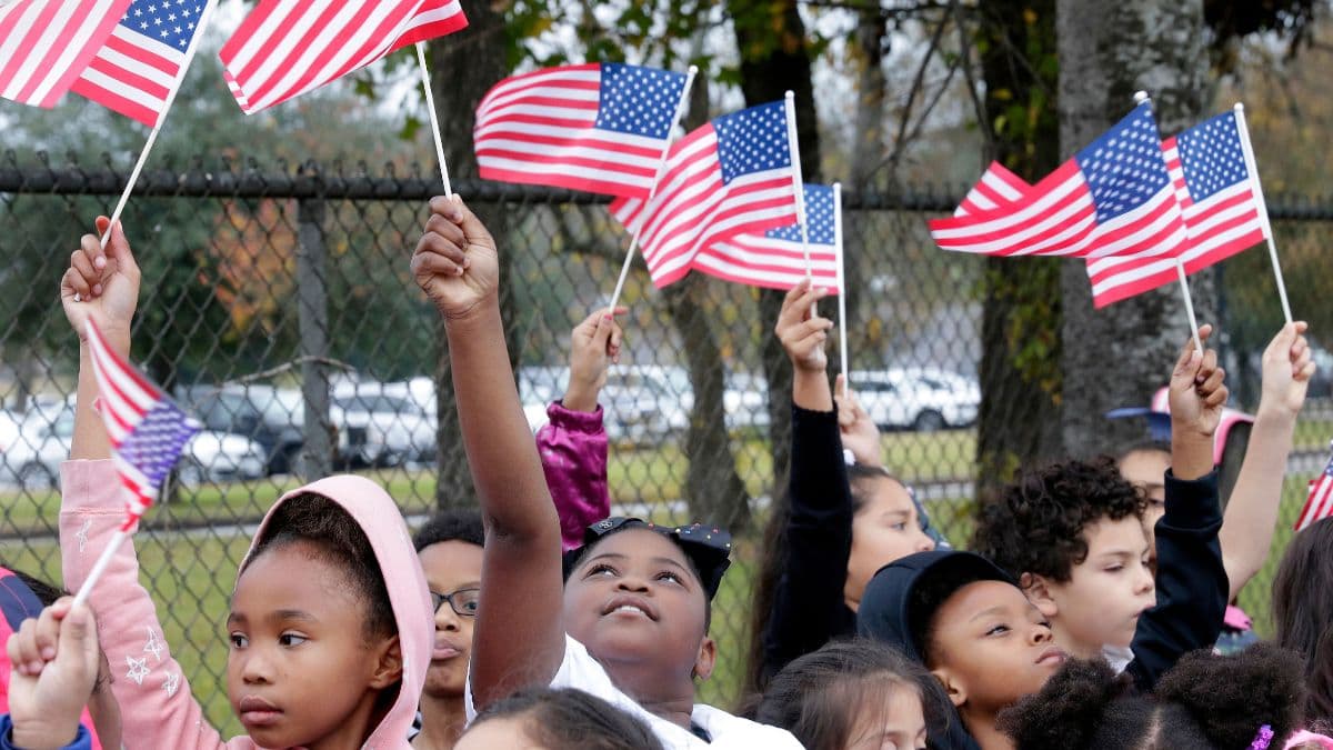 <b>Requisitos para estudiantes</b>
<br>
<ul>
 <li aria-setsize="-1" data-leveltext="-" data-font="Aptos" data-listid="2" data-list-defn-props="{"335551671":0,"335552541":1,"335559685":720,"335559991":360,"469769226":"Aptos","469769242":[8226],"469777803":"left","469777804":"-","469777815":"hybridMultilevel"}" data-aria-posinset="6" data-aria-level="1" role="listitem" class="OutlineElement Ltr SCXW250277983 BCX0" style="-webkit-user-drag: none; -webkit-tap-highlight-color: transparent; margin: 0px 0px 0px 24px; padding: 0px; user-select: text; clear: both; cursor: text; overflow: visible; position: relative; direction: ltr; display: block; font-size: 12pt; font-family: Aptos, Aptos_MSFontService, sans-serif; vertical-align: baseline;"><b>Ciudadanos estadounidenses o admitidos legalmente en EE. UU. </b></li>
 <li aria-setsize="-1" data-leveltext="-" data-font="Aptos" data-listid="2" data-list-defn-props="{"335551671":0,"335552541":1,"335559685":720,"335559991":360,"469769226":"Aptos","469769242":[8226],"469777803":"left","469777804":"-","469777815":"hybridMultilevel"}" data-aria-posinset="7" data-aria-level="1" role="listitem" class="OutlineElement Ltr SCXW250277983 BCX0" style="-webkit-user-drag: none; -webkit-tap-highlight-color: transparent; margin: 0px 0px 0px 24px; padding: 0px; user-select: text; clear: both; cursor: text; overflow: visible; position: relative; direction: ltr; display: block; font-size: 12pt; font-family: Aptos, Aptos_MSFontService, sans-serif; vertical-align: baseline;">Niños con número de Seguridad Social <b>(SSN) o ITIN </b></li>
 <li aria-setsize="-1" data-leveltext="-" data-font="Aptos" data-listid="2" data-list-defn-props="{"335551671":0,"335552541":1,"335559685":720,"335559991":360,"469769226":"Aptos","469769242":[8226],"469777803":"left","469777804":"-","469777815":"hybridMultilevel"}" data-aria-posinset="8" data-aria-level="1" role="listitem" class="OutlineElement Ltr SCXW250277983 BCX0" style="-webkit-user-drag: none; -webkit-tap-highlight-color: transparent; margin: 0px 0px 0px 24px; padding: 0px; user-select: text; clear: both; cursor: text; overflow: visible; position: relative; direction: ltr; display: block; font-size: 12pt; font-family: Aptos, Aptos_MSFontService, sans-serif; vertical-align: baseline;">Ser residentes de Texas y <b>ser elegible para escuela pública o chárter </b></li>
 <li aria-setsize="-1" data-leveltext="-" data-font="Aptos" data-listid="2" data-list-defn-props="{"335551671":0,"335552541":1,"335559685":720,"335559991":360,"469769226":"Aptos","469769242":[8226],"469777803":"left","469777804":"-","469777815":"hybridMultilevel"}" data-aria-posinset="9" data-aria-level="1" role="listitem" class="OutlineElement Ltr SCXW250277983 BCX0" style="-webkit-user-drag: none; -webkit-tap-highlight-color: transparent; margin: 0px 0px 0px 24px; padding: 0px; user-select: text; clear: both; cursor: text; overflow: visible; position: relative; direction: ltr; display: block; font-size: 12pt; font-family: Aptos, Aptos_MSFontService, sans-serif; vertical-align: baseline;">En pre-K o kínder solo aplican aquellos que son elegibles para el programa de pre-K gratuito y público. </li>
 <li aria-setsize="-1" data-leveltext="-" data-font="Aptos" data-listid="2" data-list-defn-props="{"335551671":0,"335552541":1,"335559685":720,"335559991":360,"469769226":"Aptos","469769242":[8226],"469777803":"left","469777804":"-","469777815":"hybridMultilevel"}" data-aria-posinset="10" data-aria-level="1" role="listitem" class="OutlineElement Ltr SCXW250277983 BCX0" style="-webkit-user-drag: none; -webkit-tap-highlight-color: transparent; margin: 0px 0px 0px 24px; padding: 0px; user-select: text; clear: both; cursor: text; overflow: visible; position: relative; direction: ltr; display: block; font-size: 12pt; font-family: Aptos, Aptos_MSFontService, sans-serif; vertical-align: baseline;">Estudiantes con discapacidad: <b>presentar el <a href="https://www.navigatelifetexas.org/es/education-schools/your-childs-individualized-education-program" target="_blank">IEP registrado en la Agencia de Educación de Texas </a></b></li>
</ul>
<br>En caso de que el menor no tenga un número de seguridad social, debe entregar uno de estos documentos: 
<br>
<ul>
 <li aria-setsize="-1" data-leveltext="-" data-font="Aptos" data-listid="3" data-list-defn-props="{"335551671":0,"335552541":1,"335559685":720,"335559991":360,"469769226":"Aptos","469769242":[8226],"469777803":"left","469777804":"-","469777815":"hybridMultilevel"}" data-aria-posinset="3" data-aria-level="1" role="listitem" class="OutlineElement Ltr SCXW133707547 BCX0" style="-webkit-user-drag: none; -webkit-tap-highlight-color: transparent; margin: 0px 0px 0px 24px; padding: 0px; user-select: text; clear: both; cursor: text; overflow: visible; position: relative; direction: ltr; display: block; font-size: 12pt; font-family: Aptos, Aptos_MSFontService, sans-serif; vertical-align: baseline;">Certificado de nacimiento </li>
 <li aria-setsize="-1" data-leveltext="-" data-font="Aptos" data-listid="3" data-list-defn-props="{"335551671":0,"335552541":1,"335559685":720,"335559991":360,"469769226":"Aptos","469769242":[8226],"469777803":"left","469777804":"-","469777815":"hybridMultilevel"}" data-aria-posinset="4" data-aria-level="1" role="listitem" class="OutlineElement Ltr SCXW133707547 BCX0" style="-webkit-user-drag: none; -webkit-tap-highlight-color: transparent; margin: 0px 0px 0px 24px; padding: 0px; user-select: text; clear: both; cursor: text; overflow: visible; position: relative; direction: ltr; display: block; font-size: 12pt; font-family: Aptos, Aptos_MSFontService, sans-serif; vertical-align: baseline;">Certificado de naturalización </li>
 <li aria-setsize="-1" data-leveltext="-" data-font="Aptos" data-listid="3" data-list-defn-props="{"335551671":0,"335552541":1,"335559685":720,"335559991":360,"469769226":"Aptos","469769242":[8226],"469777803":"left","469777804":"-","469777815":"hybridMultilevel"}" data-aria-posinset="5" data-aria-level="1" role="listitem" class="OutlineElement Ltr SCXW133707547 BCX0" style="-webkit-user-drag: none; -webkit-tap-highlight-color: transparent; margin: 0px 0px 0px 24px; padding: 0px; user-select: text; clear: both; cursor: text; overflow: visible; position: relative; direction: ltr; display: block; font-size: 12pt; font-family: Aptos, Aptos_MSFontService, sans-serif; vertical-align: baseline;">Certificado de ciudadanía </li>
 <li aria-setsize="-1" data-leveltext="-" data-font="Aptos" data-listid="3" data-list-defn-props="{"335551671":0,"335552541":1,"335559685":720,"335559991":360,"469769226":"Aptos","469769242":[8226],"469777803":"left","469777804":"-","469777815":"hybridMultilevel"}" data-aria-posinset="6" data-aria-level="1" role="listitem" class="OutlineElement Ltr SCXW133707547 BCX0" style="-webkit-user-drag: none; -webkit-tap-highlight-color: transparent; margin: 0px 0px 0px 24px; padding: 0px; user-select: text; clear: both; cursor: text; overflow: visible; position: relative; direction: ltr; display: block; font-size: 12pt; font-family: Aptos, Aptos_MSFontService, sans-serif; vertical-align: baseline;">Cualquier otro documento que compruebe que ingresó al país legalmente </li>
</ul>