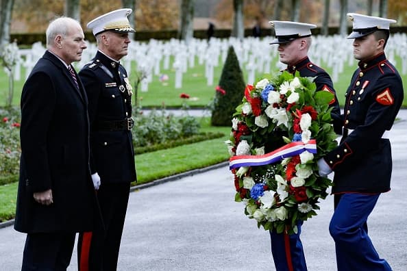 El jefe de gabinete de la Casa Blanca, John Kelly (i), y el jefe del Estado Mayor Conjunto, Joseph Dunford, visitan el cementerio y memorial estadounidense de Aisne-Marne en Belleau, Francia, en noviembre de 2018.