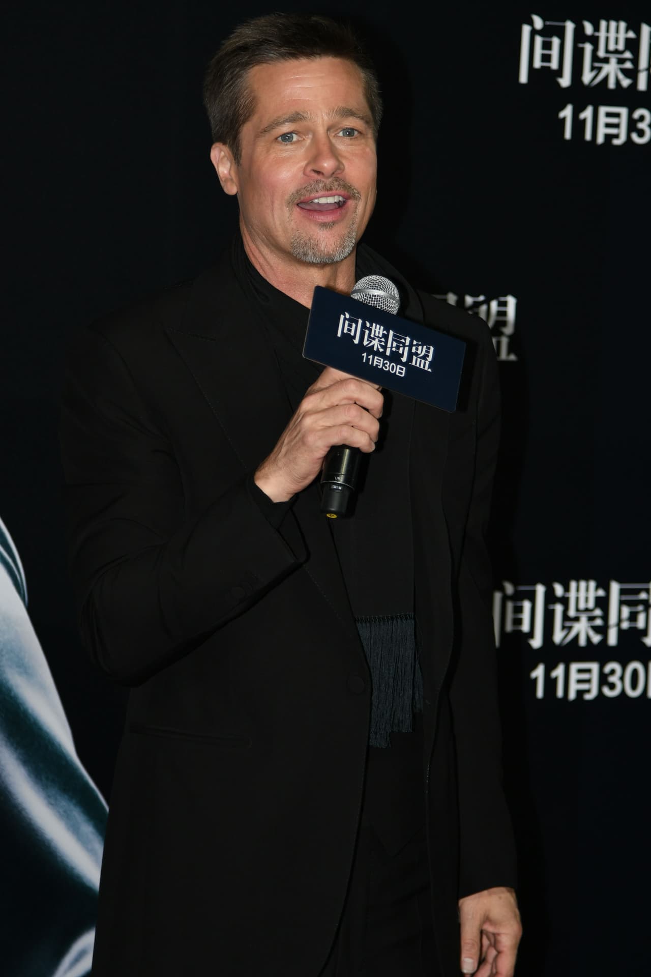 Respondió amable a las preguntas de la prensa.