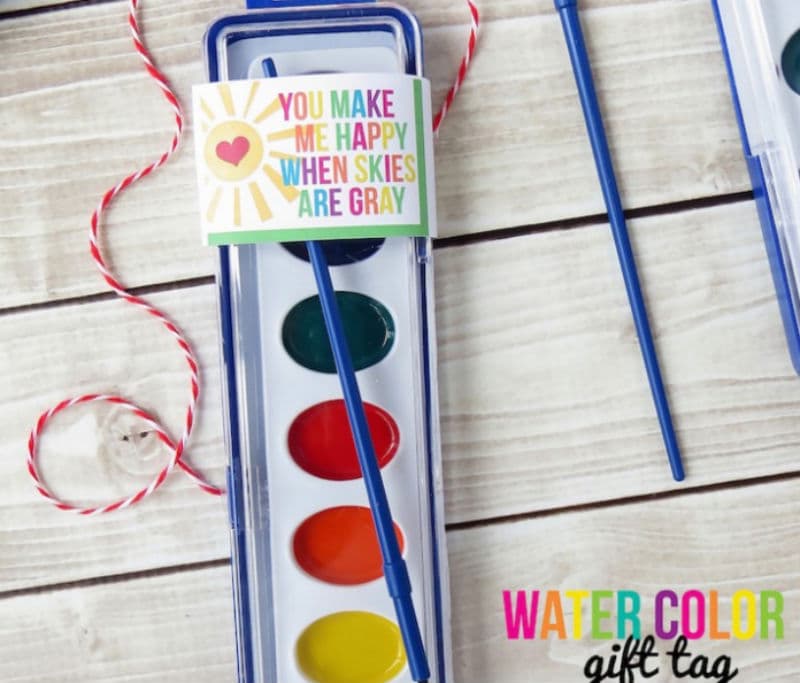 Acuarelas y pinceles para que los invitados también se vayan del cumple inspirados y entusiasmados con la idea de pintar y crear. En las tiendas de descuento, las paletas de acuarelas se venden por menos de 2 dólares.