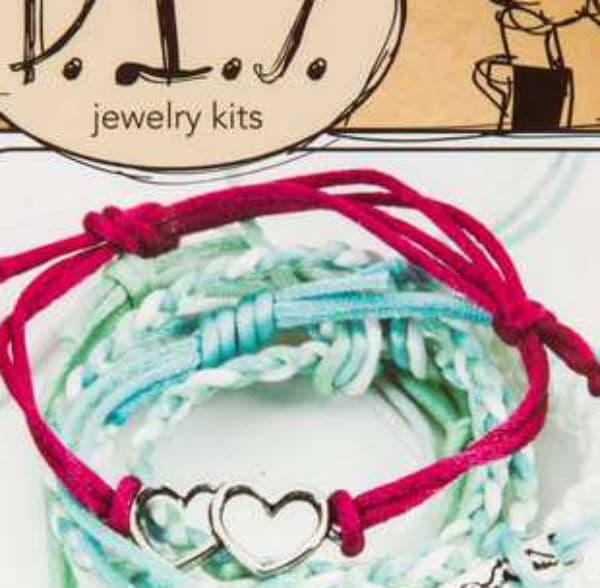 Brazaletes para hacer durante la fiesta y llevarse a casa como souvenir. Los consigues en tiendas cómo MIchael's y Hobby Lobby.