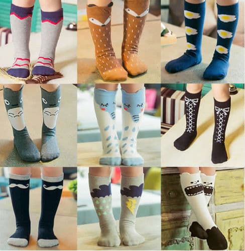 Medias divertidas: las llamadas 'Crazy socks parties' están cada vez más de moda. Prueba regalarle a tus invitados medias coloridas y un tanto alocadas.