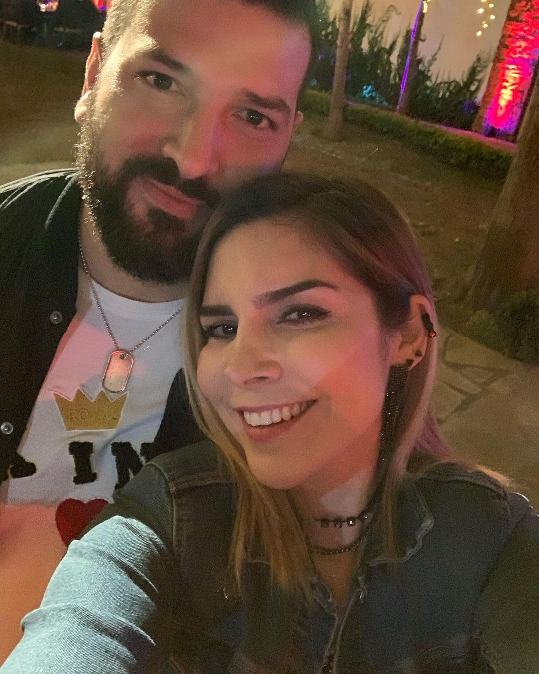 Su relación ha estado envuelta en escándalos dado que Américo Garza supuestamente 
<b><a href="https://www.univision.com/temas/karla-luna-martinez">le fue infiel a su entonces esposa Karla Luna</a></b>, quien falleció a causa de cáncer en el año 2017. Desde entonces su vida privada ha estado expuesta ante los medios de comunicación y redes sociales.