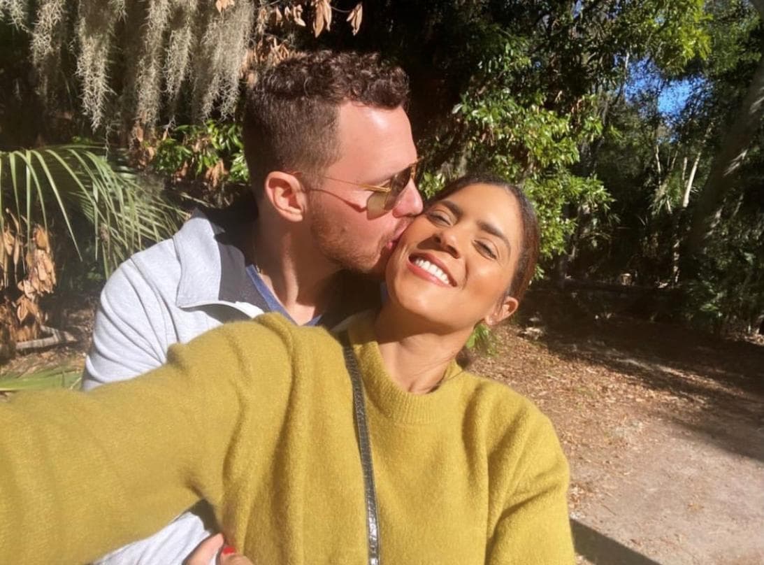 Francesco llegó a revolucionar el mundo de Francisca demostrándole que el amor existe en Navidad y en todas las épocas del año.