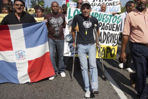 La marcha ante el Congreso, convocada por el movimiento Justicia Fiscal, contó con el respaldo de la principal fuerza opositora, el Partido Revolucionario Dominicano (PRD, socialdemócrata), y otros grupos políticos.