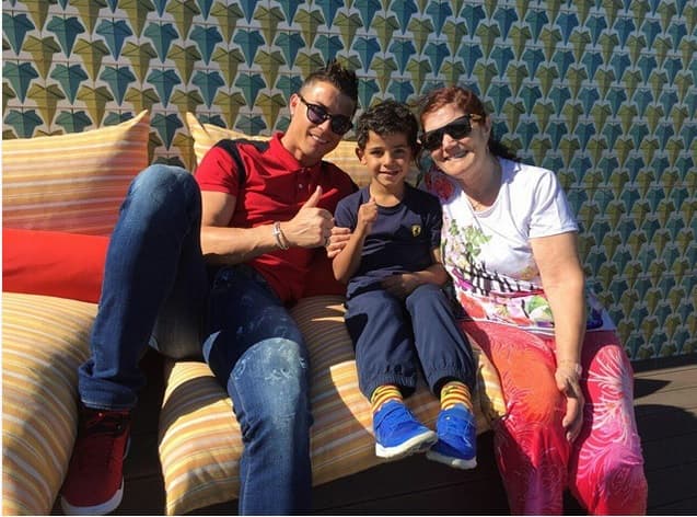 El pequeñito es tan carismático y guapo como su papá, ¿tú qué opinas?