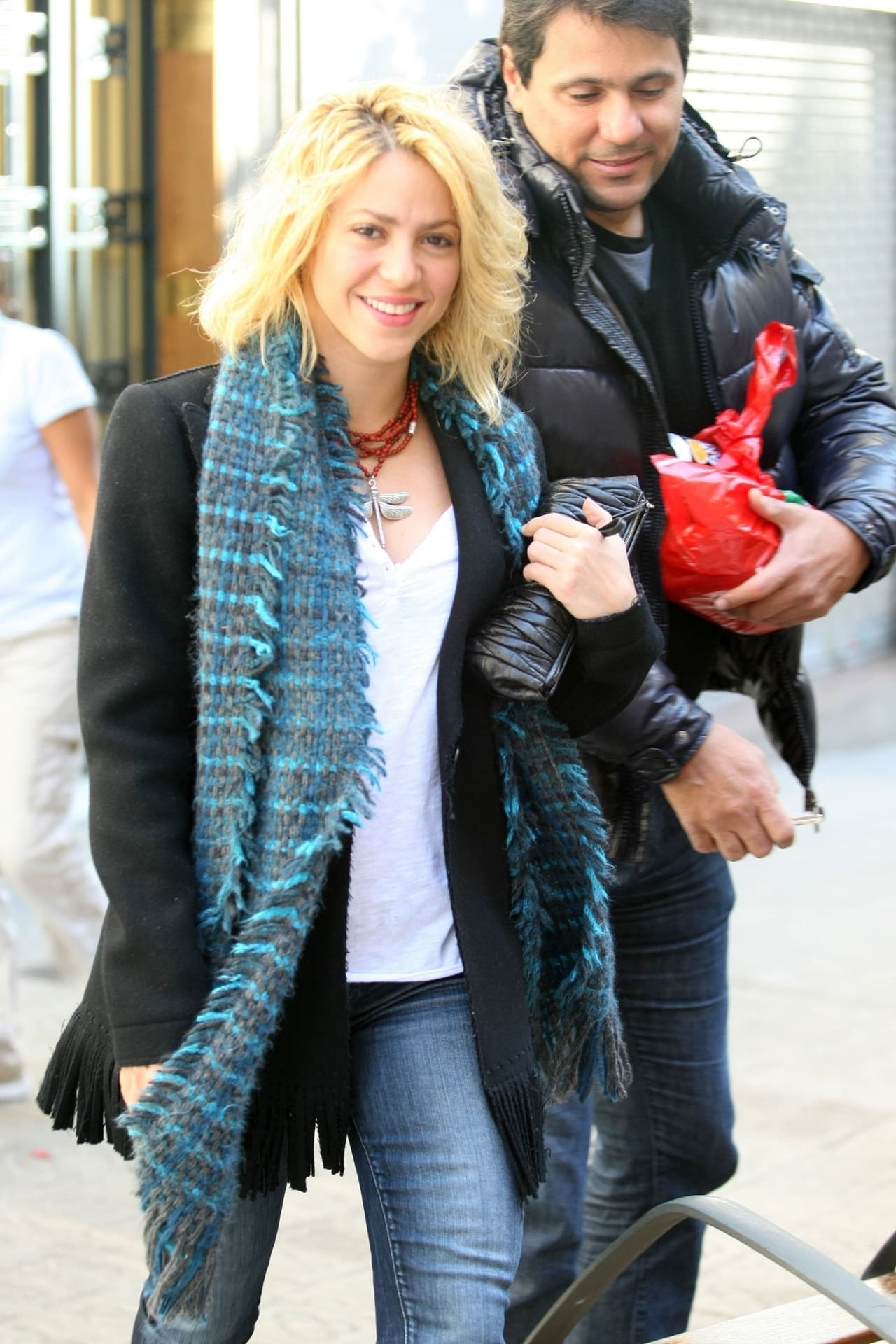 Shakira lució radiante un día antes de celebrar el cuarto 
<b><a href="https://www.univision.com/entretenimiento/chismes/shakira-compara-al-pequeno-sasha-con-pique-fotos">cumpleaños del menor de sus hijos, Sasha</a></b>.