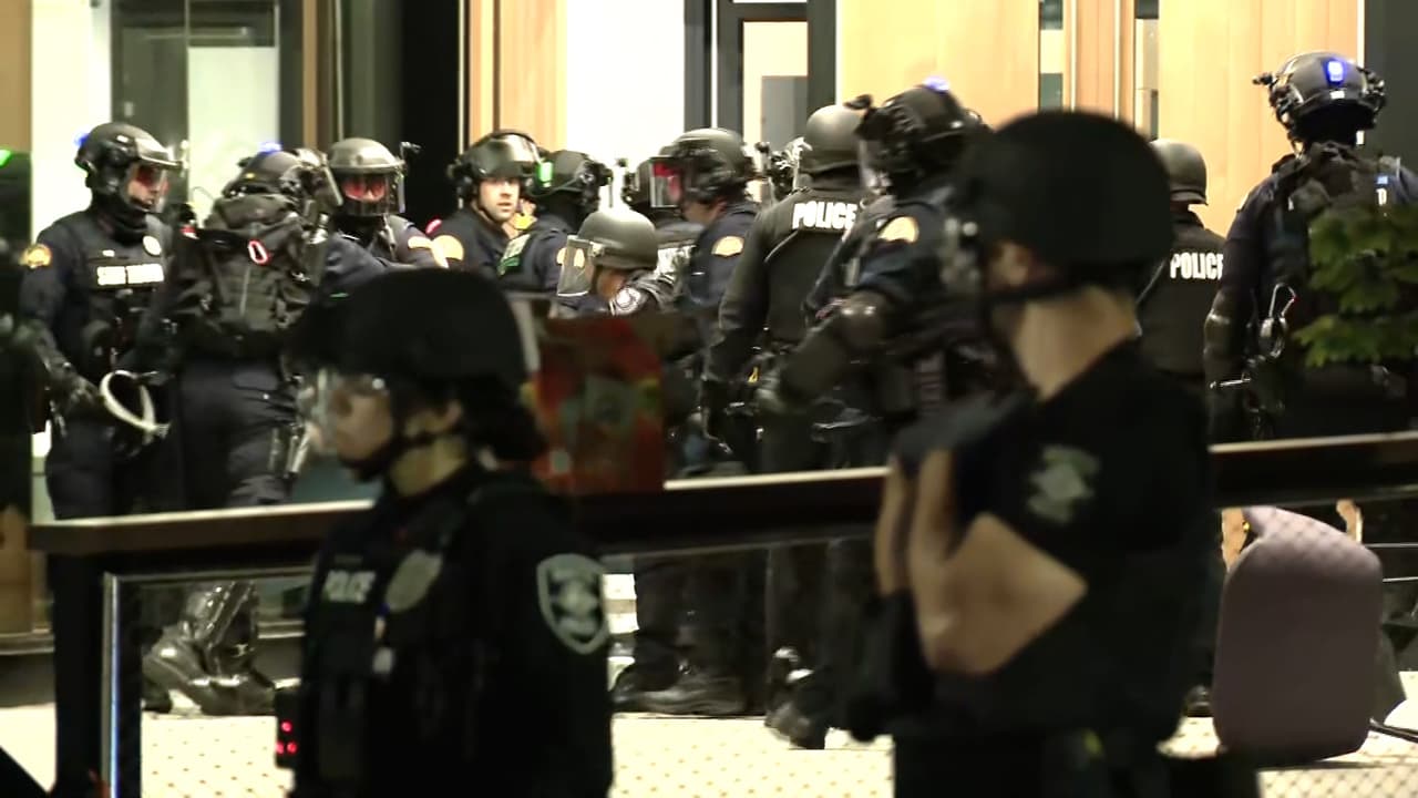 La policía congregada en el lugar, un edifico de la Universidad de Washington en Seattle.