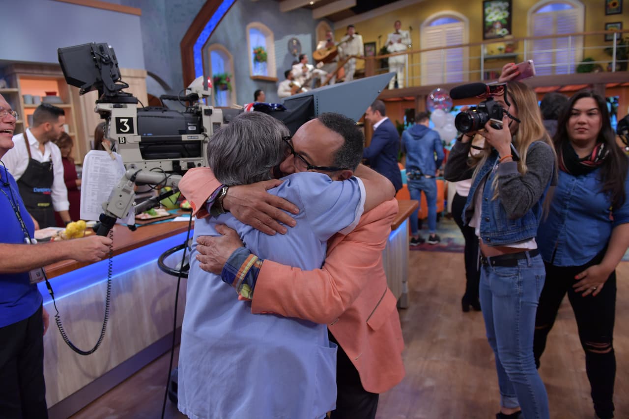 Detrás de cámaras, Martica la del café llegó a darle un gran abrazo a Fernando Arau.