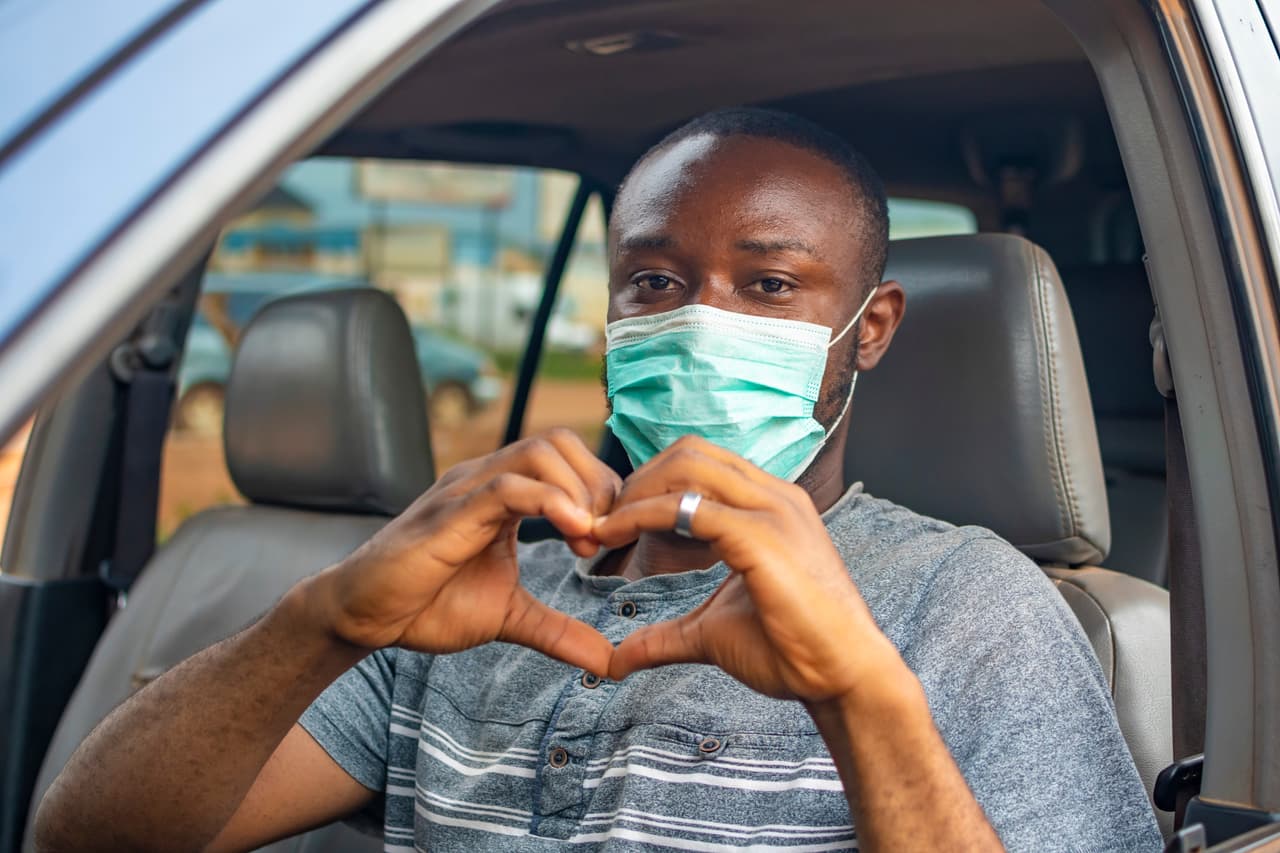 <b>Practica siempre la conducción segura.</b> De nada sirve buscar maneras de ahorrar dinero con tu aseguradora si cuando estás al volante conduces de forma temeraria y pones en riesgo no solo tu seguridad, sino también la de otros conductores y peatones. La mejor manera para garantizar que el costo de tu cobertura no aumente drásticamente es siendo un conductor responsable.