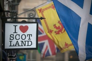 En Edimburgo, Escocia, el centro amaneció tranquilo con algunas banderas escocesas -"saltires"- aún colgando de las ventanas.