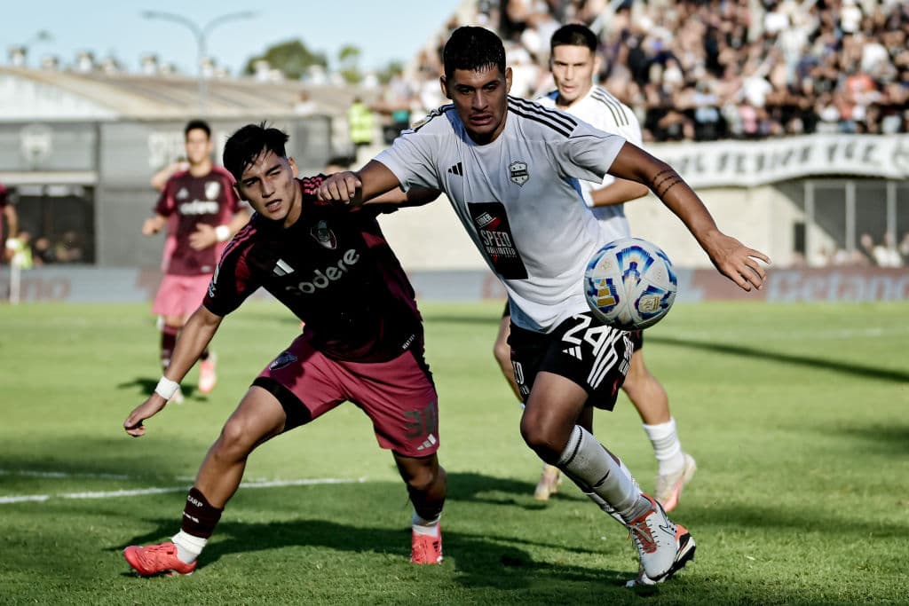 River Plate le esconde un balón a los recogepelotas durante un juego