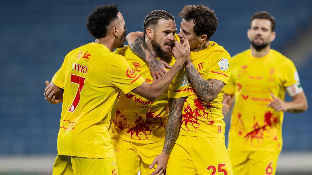 Frenan el ataque de Julián Quiñones en empate del Al-Qadsiah