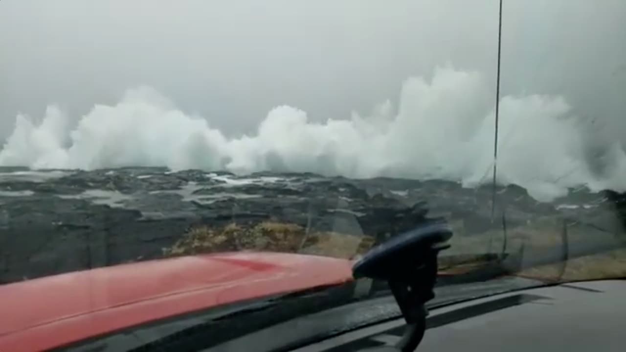 Fuertes olas golpeando la costa de Ka'u, Hawaii, con la llegada inminente del huracán Lane.